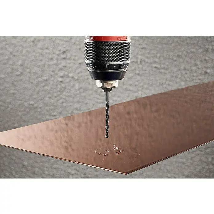 Wolfcraft Metallbohrer rollgewalzt - 1 Stk., Durchmesser Bohrer: 5 mm - Nahaufnahme einer Bohrmaschine, die durch eine Kupferplatte bohrt, wobei Kühlmittel verwendet wird, um die Hitze zu reduzieren.