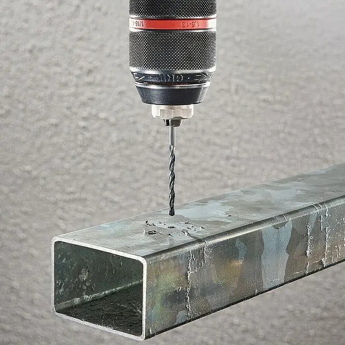 Wolfcraft Metallbohrer rollgewalzt - 1 Stk., Durchmesser Bohrer: 5 mm - Ein Bohrer bohrt ein Loch in ein Metallvierkantrohr, der Bohrkopf ist gut sichtbar und zeigt Details.