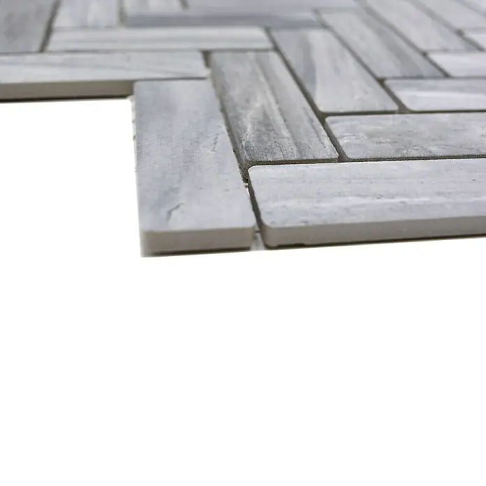Mosaikfliese Fischgrät HB SO 32 - 31,8 x 27,1 cm, Grau, Matt - Nahaufnahme von grauen, rechteckigen Mosaikfliesen in einem Fischgrätenmuster. Ideal für stilvolle Wand- und Bodengestaltung.
