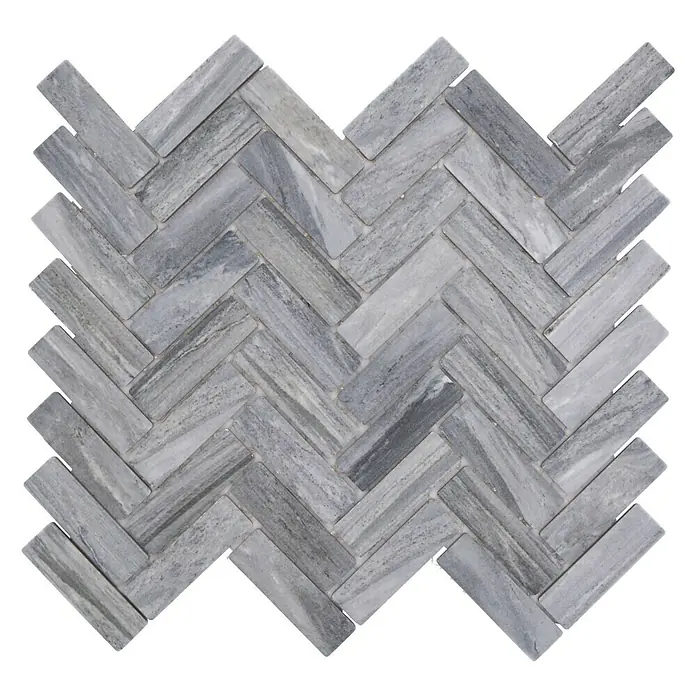 Mosaikfliese Fischgrät HB SO 32 - 31,8 x 27,1 cm, Grau, Matt - Das Bild zeigt ein Mosaikmuster aus grauen Steinen im Fischgrätenmuster, ideal für stilvolle Wand- und Bodenbeläge.