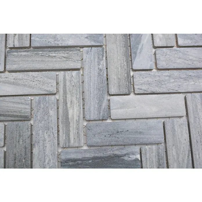 Mosaikfliese Fischgrät HB SO 32 - 31,8 x 27,1 cm, Grau, Matt - Nahaufnahme eines Musters aus grauen Marmorfliesen in einem Fischgrätenmuster, ideal für Bad oder Küche. Die Fliesen haben eine natürliche, elegante Textur.