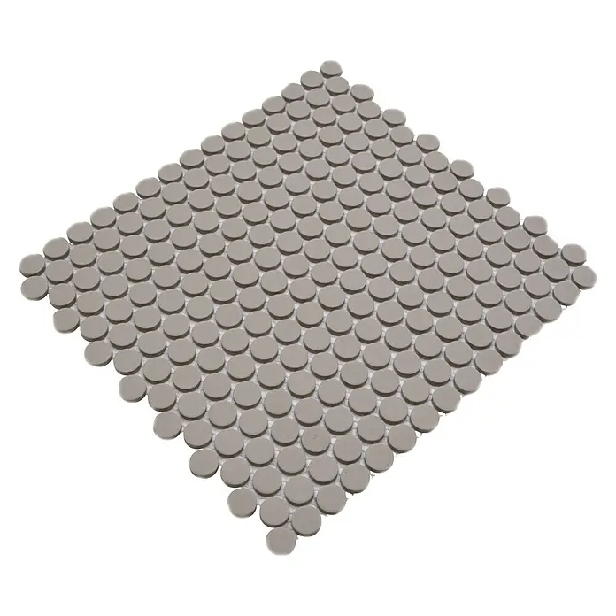 Mosaikfliese Knopf Uni CU K217 - 31,5 x 29,4 cm, Hellgrau, Matt - Nahaufnahme eines quadratischen Musters aus grauen Penny-Rundfliesen, ideal für Küchen- oder Badezimmerböden und -wände.