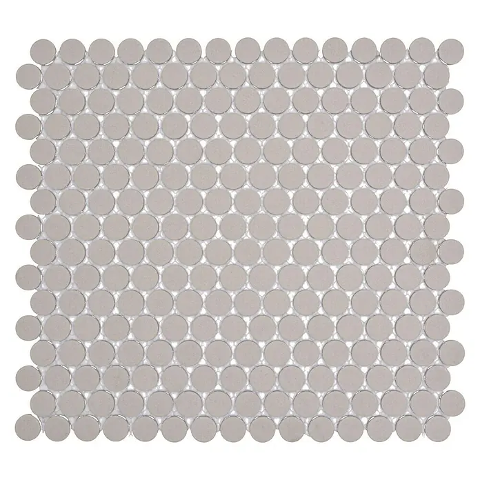Mosaikfliese Knopf Uni CU K217 - 31,5 x 29,4 cm, Hellgrau, Matt - Nahaufnahme von grauen Penny-Rundfliesen, die ein elegantes und zeitloses Muster für moderne Inneneinrichtungen schaffen.