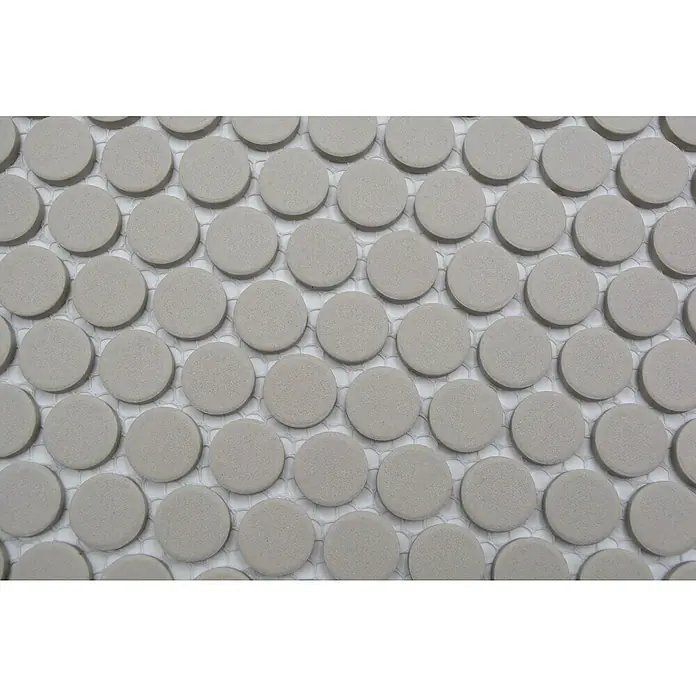 Mosaikfliese Knopf Uni CU K217 - 31,5 x 29,4 cm, Hellgrau, Matt - Nahaufnahme von grauen Penny-Rundfliesen, die auf einem Netzträger für eine einfache Installation angeordnet sind. Ideal für Badezimmer und Küchen.