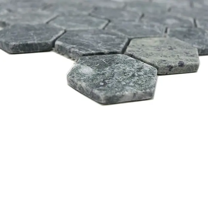 Mosaikfliese Hexagon Uni MOS HXN 407 - 29,8 x 30,5 cm, Grün, Matt - Nahaufnahme von grauen sechseckigen Mosaikfliesen aus Naturstein, die für Boden- oder Wandbeläge geeignet sind.