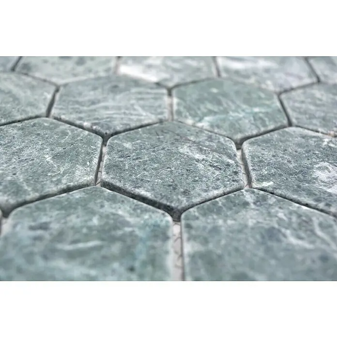 Mosaikfliese Hexagon Uni MOS HXN 407 - 29,8 x 30,5 cm, Grün, Matt - Nahaufnahme von sechseckigen, grünen Marmorfliesen, die ein elegantes Mosaikmuster für Boden- oder Wandbeläge bilden.