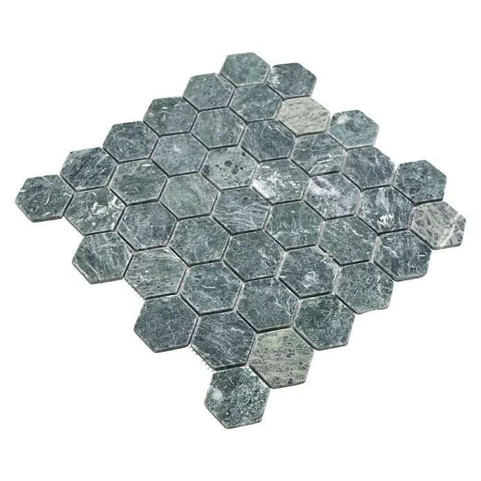 Mosaikfliese Hexagon Uni MOS HXN 407 - 29,8 x 30,5 cm, Grün, Matt - Nahaufnahme eines grünen Marmor-Sechseckmosaiks, das eine edle und natürliche Optik für Innenräume bietet.