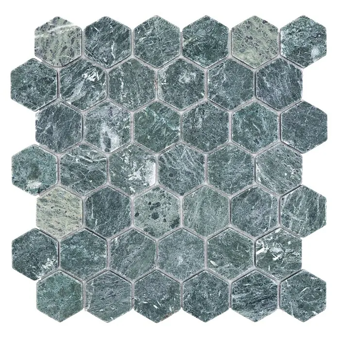 Mosaikfliese Hexagon Uni MOS HXN 407 - 29,8 x 30,5 cm, Grün, Matt - Nahaufnahme von grünen, sechseckigen Marmorfliesen, die ein komplexes Mosaikmuster bilden und Textur und Eleganz ausstrahlen.
