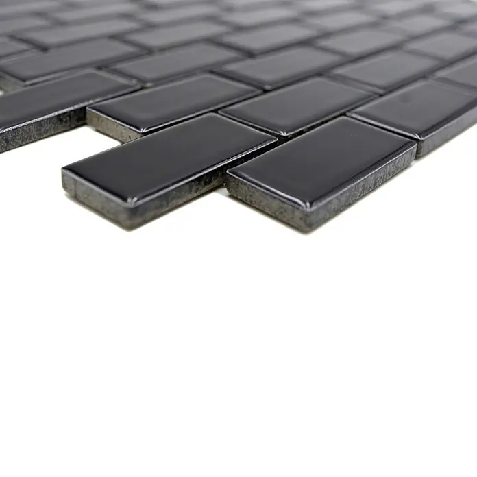 Mosaikfliese Brick Uni CBR 4BG - 29,8 x 29,8 cm, Schwarz, Glänzend - Nahaufnahme von rechteckigen, glänzenden, schwarzen Mosaikfliesen. Diese sind modern und ästhetisch ansprechend für Badezimmer und Küchen.