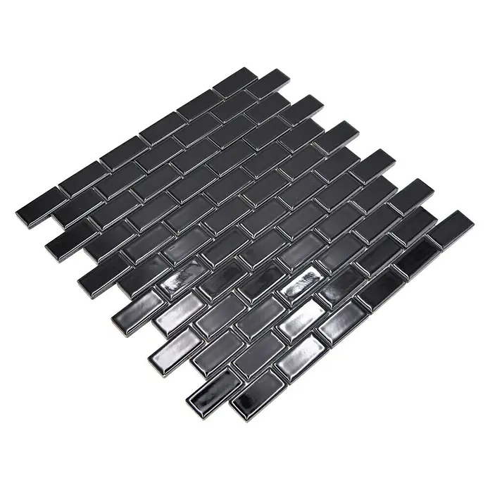 Mosaikfliese Brick Uni CBR 4BG - 29,8 x 29,8 cm, Schwarz, Glänzend - Nahaufnahme eines Musters aus schwarzen, rechteckigen Mosaikfliesen auf schwarzem Hintergrund.