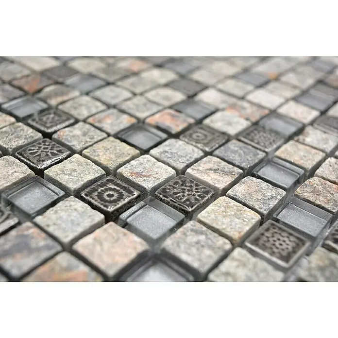 Mosaikfliese Quadrat Crystal Mix XCM M710 - 30 x 30 cm, Grau, Matt - Nahaufnahme von quadratischen Mosaikfliesen in Grau- und Steintönen mit dekorativen Elementen für den Innenbereich.