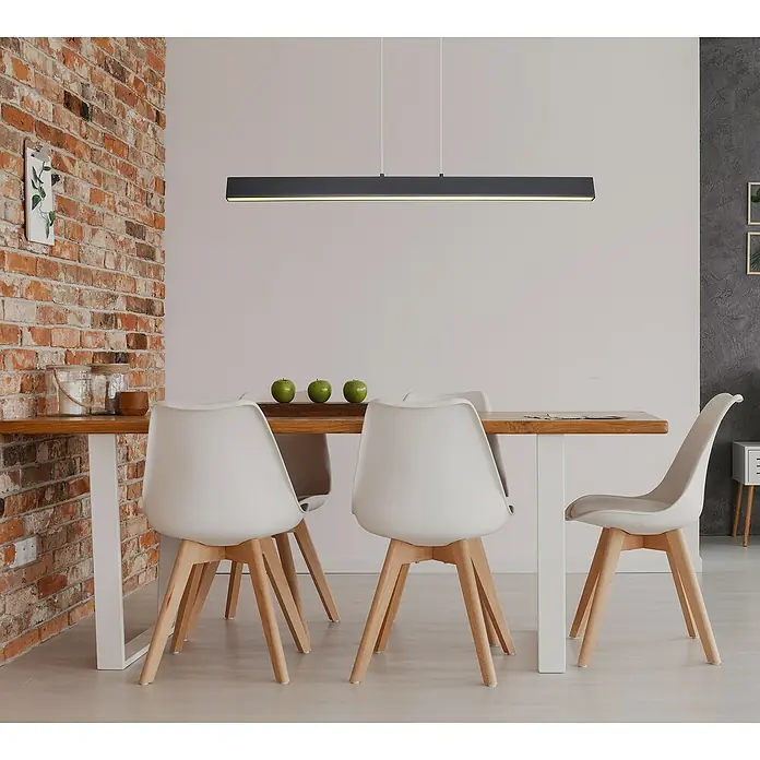 Globo LED-Pendelleuchte - L x B x H: 121 x 8 x 120 cm - Eine moderne, schwarze LED-Pendelleuchte hängt über einem Esstisch mit weißen Stühlen und verleiht dem Raum ein stilvolles Ambiente.
