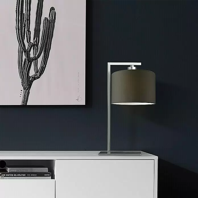 Home Sweet Home Lampenfuß Block - 40 W, Höhe: 44 cm, Stahl matt, Stahl, E27 - Moderne Tischlampe mit dunkelgrauem Stoffschirm und silbernem Metallständer, beleuchtet ein weißes Sideboard.