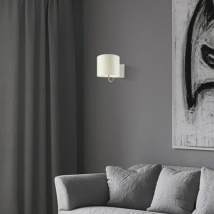 Home Sweet Home Wandleuchte Concrete - 40 W, Grau, Silber, E27 - Elegante Wandleuchte mit Lampenschirm, die ein warmes Licht in einem stilvollen Wohnraum spendet, neben einem modernen Sofa und Kunstwerk.