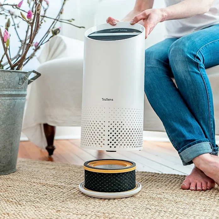 Leitz TruSens HEPA-Filter Gerüche & VOC - Passend für: TruSens Luftreiniger Z-1000 - Weißer TruSens Luftreiniger wird mit auswechselbarem Filter auf einem Teppich montiert. Die Luft reinigen, leicht gemacht.