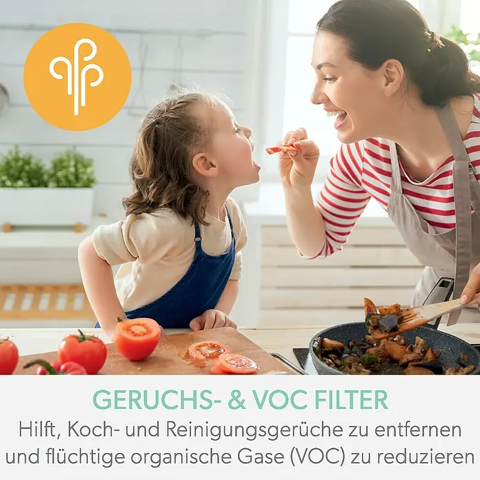 Leitz TruSens HEPA-Filter Gerüche & VOC - Passend für: TruSens Luftreiniger Z-1000 - Mutter füttert ihr Kind beim Kochen. Das Bild zeigt die Fähigkeit des Geruchs- & VOC-Filters, Kochgerüche zu entfernen.