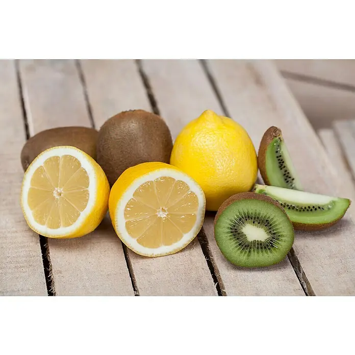 Piardino Kiwi - Actinidia chinensis, Tamaño de maceta: 15 cm - Un primer plano de limones y kiwis sobre una superficie de madera, destacando la naturaleza fresca y vibrante de las frutas.