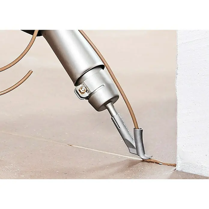Leister Rohrdüse - Passend für: Heißluftgebläse mit Anschlussdurchmesser Ø 31.5 mm, Durchmesser: 5 mm, Edelstahl - Das Bild zeigt ein Detailaufnahme einer Nutfräse beim Verfugen einer Bodenspalte, die präzise Arbeit und Abdichtung demonstriert.
