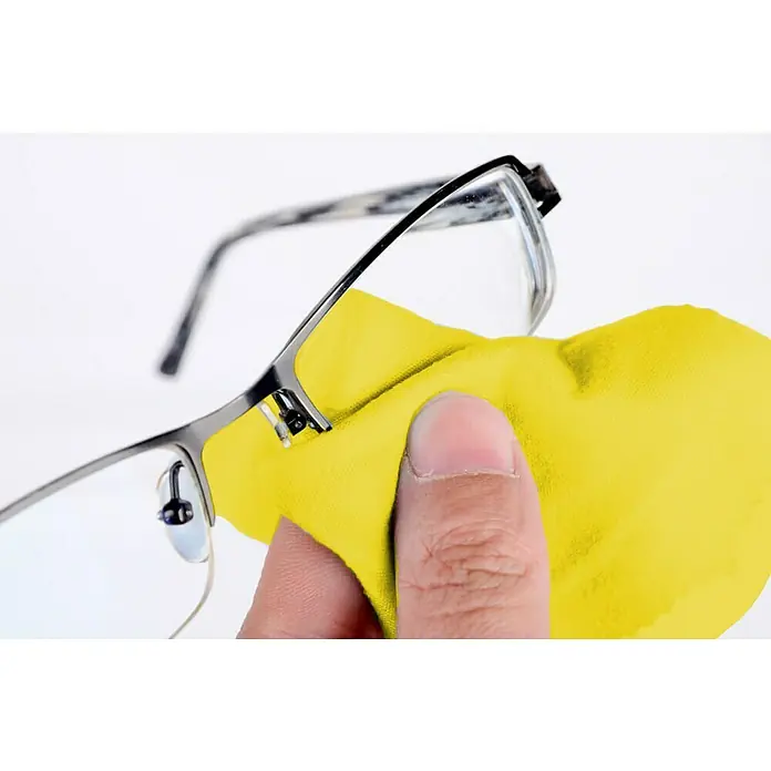 Stay Smart Brillenputztuch - 3 Stk., Kunststoff - Ein Mann reinigt seine Brille mit einem gelben Tuch, um klare Sicht zu gewährleisten und Schmutz zu entfernen.