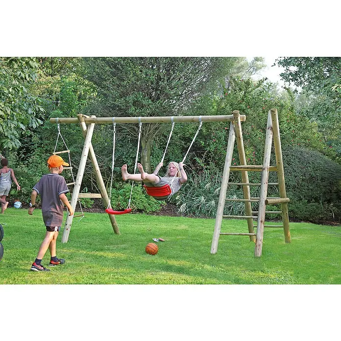 Kletterschaukel Kai - L x B x H: 410 x 180 x 220 cm, Holz, Grün - Ein hölzernes Schaukelgerüst mit zwei Schaukeln und einer Kletterleiter im Garten, auf dem ein Kind schaukelt und ein anderes steht.