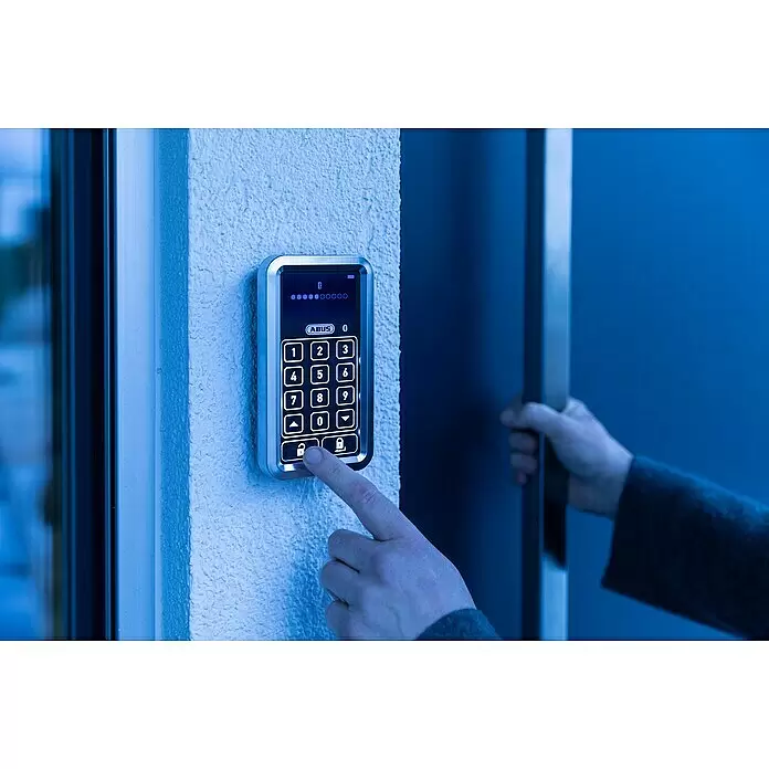 Abus HomeTec Pro Funk-Tastatur CFT 3100W - L x B x H: 29 x 78 x 142 mm, Passend für: Abus HomeTec Pro Funk-Türschlossantrieb CFA3100, Weiß - Stimmungsaufnahme