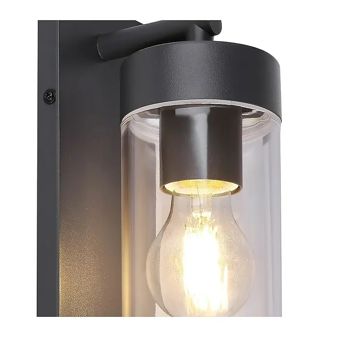 Globo LED-Außenwandleuchte Vessa - Anthrazit, Aluminium, E27, B x H: 8,9 x 25 cm - Nahaufnahme einer modernen Wandleuchte mit einem klaren Glaszylinder und einer Edison-Glühbirne. Sie hat eine schlanke, schwarze Halterung.