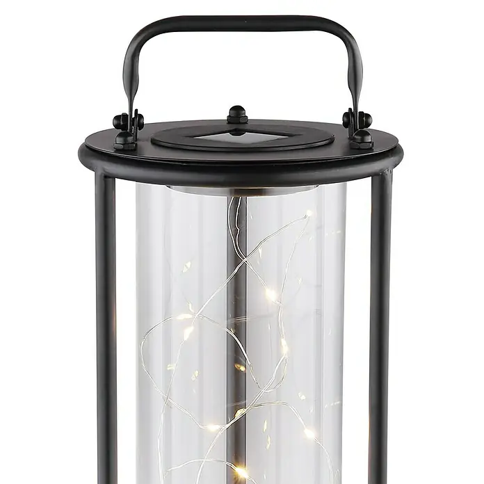 Globo Solar-Dekoleuchte - Schwarz, Klar, IP44 - Nahaufnahme einer Laterne mit Lichtern, die ein warmes Ambiente schaffen. Das schlichte Design macht sie zu einem dekorativen Element.
