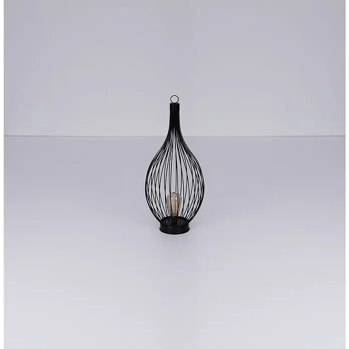 Globo Solar-Dekoleuchte - 0,06 W, Schwarz, Amber, IP44 - Elegante schwarze Metall-Laterne mit filigranem Design und warmem Lichtschein auf hellem Untergrund.