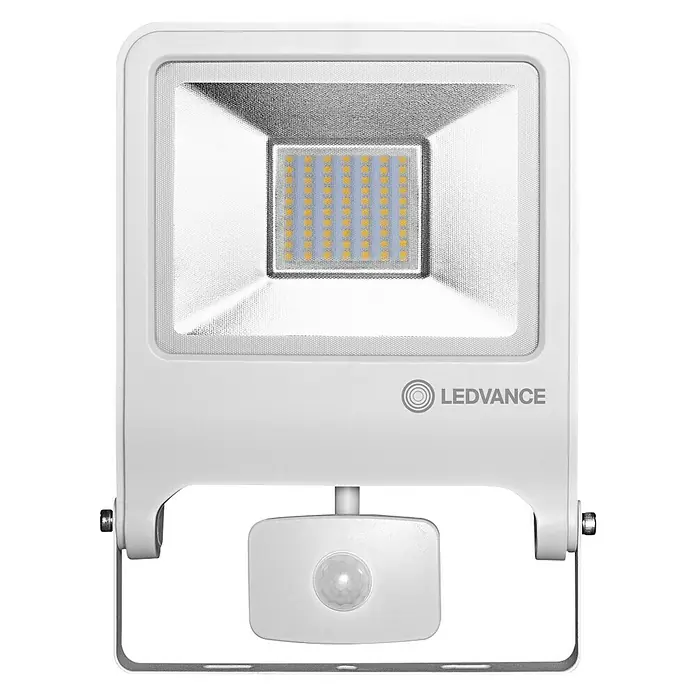 Ledvance LED-Strahler Endura Flood50 W, Weiß, Warmweiß, IP44 - Nahaufnahme eines LEDVANCE-LED-Strahlers mit Bewegungsmelder, der sich ideal für die Außenbeleuchtung von Gebäuden eignet.