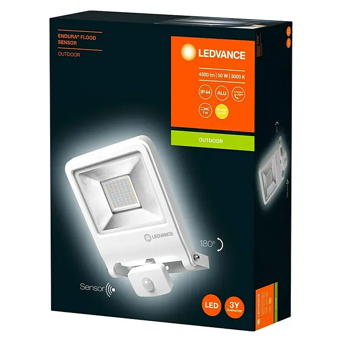 Ledvance LED-Strahler Endura Flood50 W, Weiß, Warmweiß, IP44 - Nahaufnahme der Verpackung für LEDVANCE Endura Flood Sensor Außenleuchte, die Details wie Helligkeit und Garantie hervorhebt.