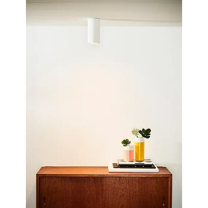 Lucide Gipsy Deckenleuchte - 35 W, L x B x H: 7 x 7 x 14 cm, Weiß, GU10 - Ein minimalistisches Interieur mit einer modernen Deckenleuchte und dekorativen Vasen auf einer Kommode, die eine stilvolle Atmosphäre schaffen.