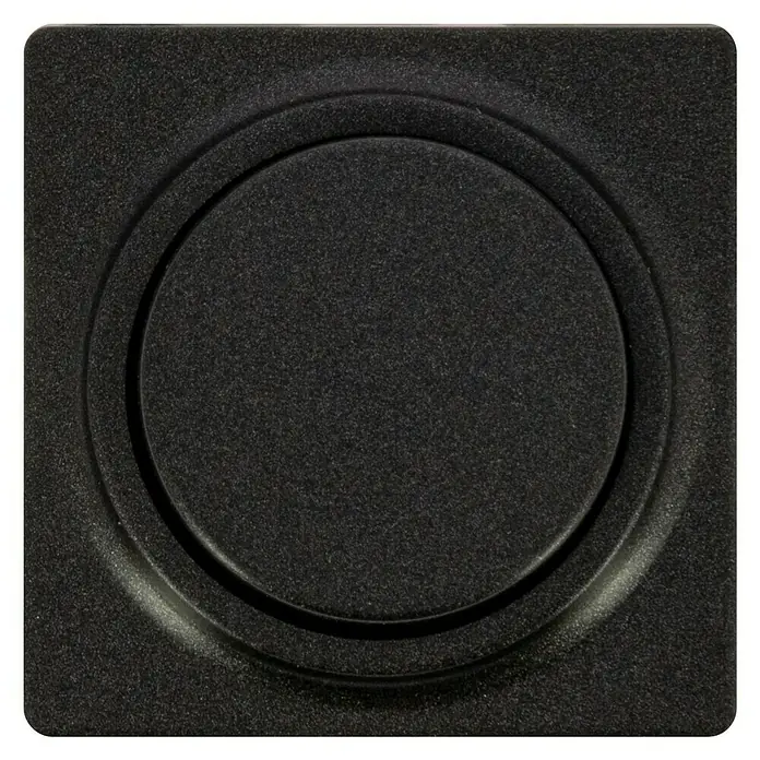 Siemens DELTA Mega Dimmerabdeckung SIE039543 - Carbon Metallic, Glänzend, Kunststoff, Unterputzmontage - Nahaufnahme einer quadratischen, schwarzen Abdeckung mit einem runden, vertieften Knopf in der Mitte, der eine subtile Textur aufweist.