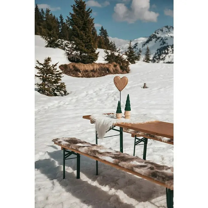 Dekofigur Weihnachtsbaum aus Holz Groß - Höhe: 33 cm, Grün, Holz - Winterliche Szene mit einer rustikalen Holztischgarnitur und dekorativen Elementen wie einem Herz und kleinen Tannenbäumen auf einer schneebedeckten Fläche.
