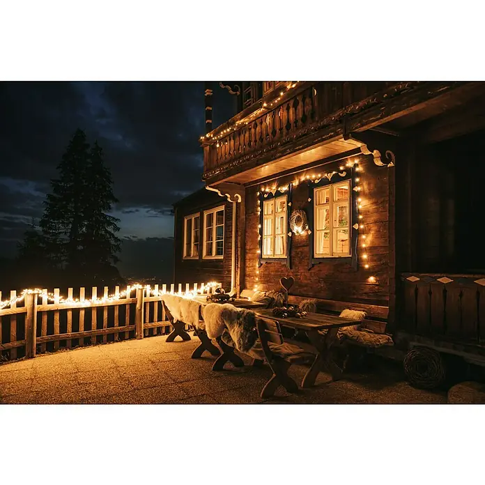 Tween Light Cadena de luces LED - Para exterior, Largo: 8,15 m, 768 ud., Funcionamiento en red, Color de luz: Blanco cálido - Acogedor chalet con luces de Navidad y mesa tentadora. La decoración festiva crea un ambiente cálido y acogedor al aire libre.