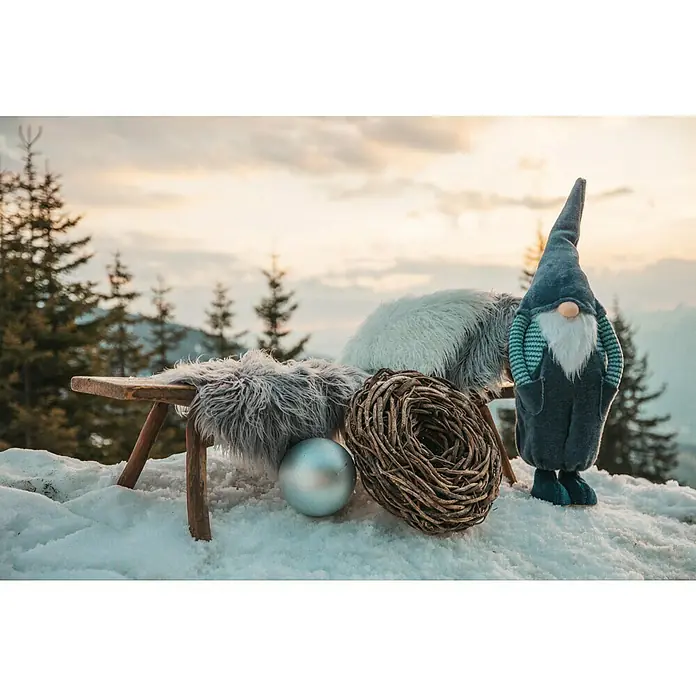 Christbaumkugel - Weiß, Glas, Rund, 4 Stk., Tanne - Winterliche Szene mit einem grauen Gartenzwerg, Fellen, einer silbernen Kugel und einem Nest auf einer verschneiten Holzbank vor winterlichem Hintergrund.