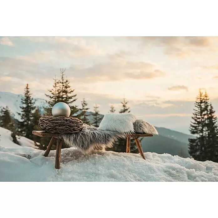 Christbaumkugel - Weiß, Glas, Rund, 4 Stk., Tanne - Eine dekorierte Holzbank in einer verschneiten Berglandschaft mit Kunstfellkissen, einem Fellüberwurf, einem Weidenest und einer silbernen Kugel.