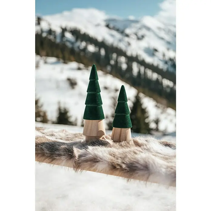 Dekofigur Weihnachtsbaum aus Holz Groß - Höhe: 33 cm, Grün, Holz - Zwei grüne Deko-Weihnachtsbäume aus Holz stehen auf einem Fell vor einer verschneiten Berglandschaft.