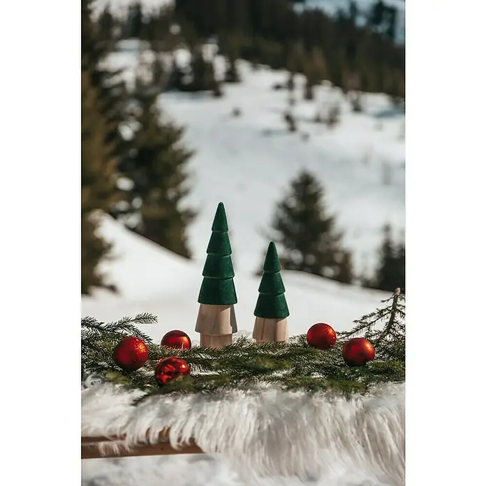 Dekofigur Weihnachtsbaum aus Holz Groß - Höhe: 33 cm, Grün, Holz - Dekorative grüne Weihnachtsbäume und rote Kugeln auf einem flauschigen Untergrund, vor einer verschneiten Berglandschaft.