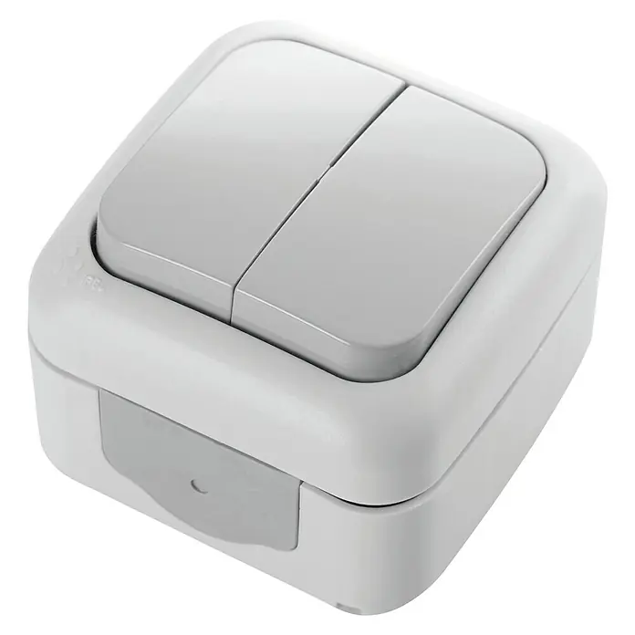 Siemens Delta IP54 Doppelwechselschalter SIE028639 - Grau, Glänzend, Aufputzmontage, 10 A - Nahaufnahme eines weißen Doppel-Lichtschalters für den Außenbereich, der sich ideal für Feuchträume oder Gärten eignet.