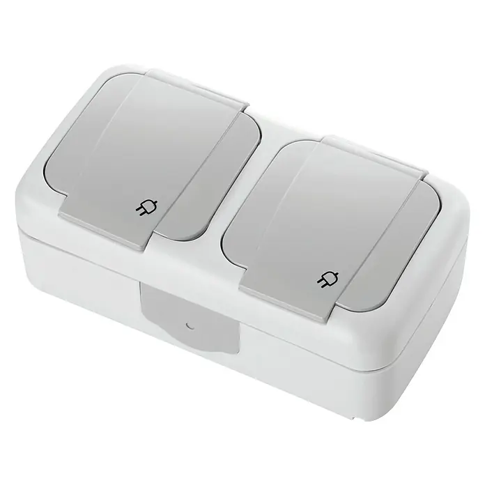 Siemens Delta IP54 Feuchtraum-Steckdose SIE028684 - 2-fach, IP54, Grau - Eine weiße, doppelte Wandsteckdose mit Klappdeckeln und einem Symbol, das einen Stecker darstellt, auf jedem Deckel für den Innenbereich.