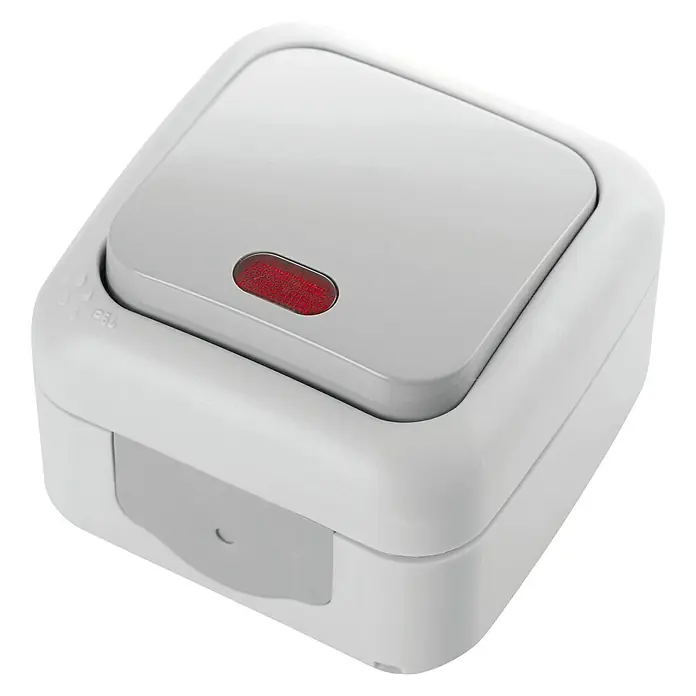 Siemens Delta IP54 Feuchtraum-Kontrollschalter SIE028646 - Grau, Aufputzmontage, IP54 - Nahaufnahme eines einzelnen weißen Aufputz-Lichtschalters mit einer roten Anzeigeleuchte, der auf einer schwarzen Oberfläche platziert ist.