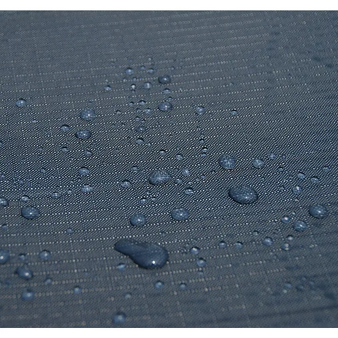 Funda protectora Boston - L x An x Al: 245 x 93 x 241 cm, Poliéster, 130 g/m², Negro - Primer plano de un tejido azul repelente al agua con gotas de agua, destacando las propiedades resistentes al agua del textil.