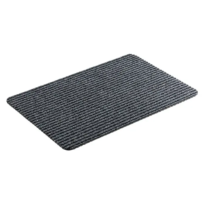 Astra Fußmatte Rib Line Sprint - 40 x 60 cm, Grau, 100 % Polypropylen - Ein grauer Fußabtreter mit horizontalen Streifen liegt auf einem schwarzen Hintergrund. Ideal für den Eingangsbereich, um Schmutz abzufangen.