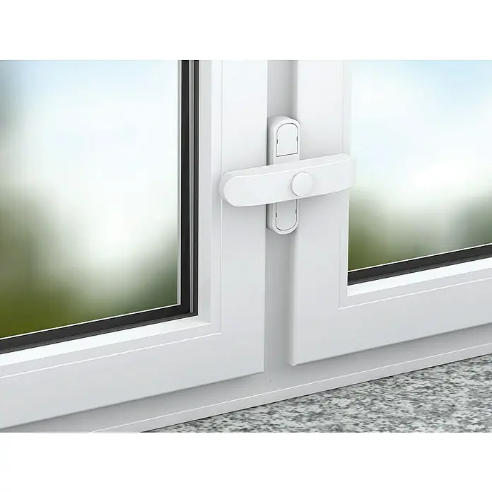 Basi Fenstersicherung FS 500Zweiflügelig, Weiß - Detailaufnahme eines weißen Kunststofffensters mit einem modernen Fenstergriff, der die Sicherheit erhöht. Der Griff ist ein Schlüsselelement für die Fensterbedienung.