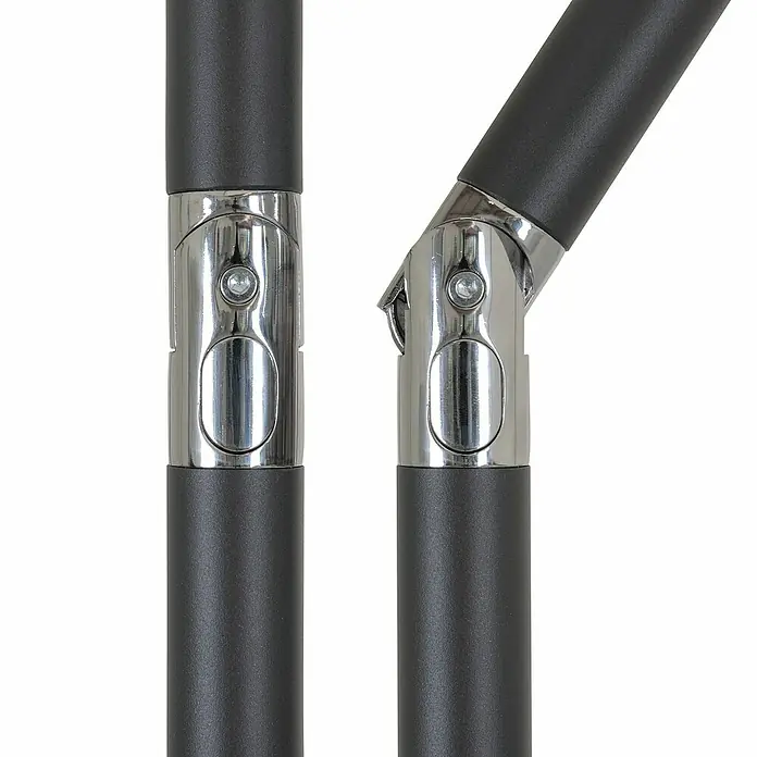 Derby Basic Lift Marktschirm rund Neo - Natur, Durchmesser Bespannung: 180 cm - Nahaufnahme von zwei glänzenden, verstellbaren Verbindungsstücken zwischen dunklen Rohren, ideal für Sonnenschirme oder ähnliche Konstruktionen.