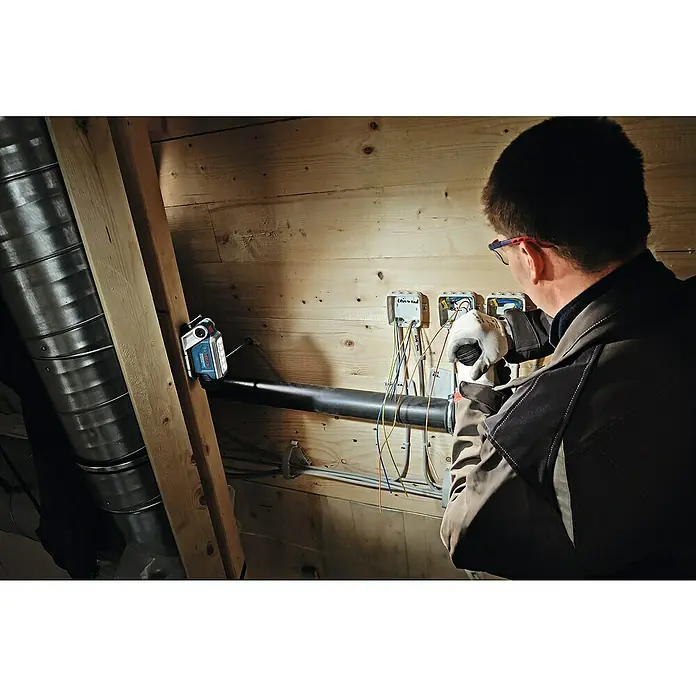 Bosch Professional Akku-Lampe GLI 12V-330 - 12 V, Ohne Akku, Lichtstrom: 330 lm - Nahaufnahme des tragbaren Bosch GLI 18V-1200 C Professional Akku-Baustrahler bei Elektroarbeiten in einem Gebäude.