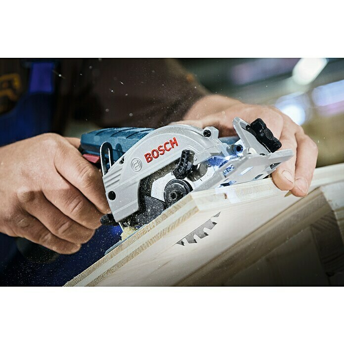 Bosch Professional Akku-Handkreissäge GKS 12V-2612 V, 2 Akkus, 3 Ah, Sägeblatt: Ø 85 mm, Leerlaufdrehzahl: 1.400 U/min Use Shot