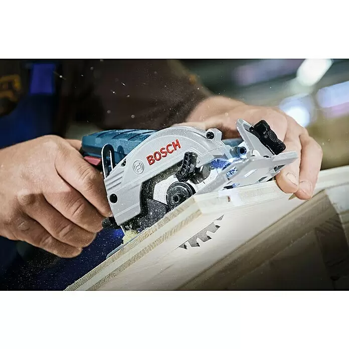 Bosch Professional Akku-Handkreissäge GKS 12V-26 - 12 V, 2 Akkus, 3 Ah, Leerlaufdrehzahl: 1.400 U/min - Anwendungsbeispiel