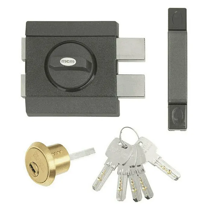 MCM Cerradura con cerrojo 5100 - An x Al: 102 x 108 mm, Puerta principal, Grafito/Latón - Imagen de una cerradura de doble paleta Mottura negra con cilindro y llaves.