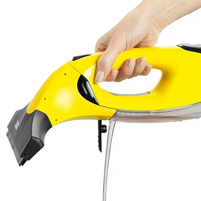 Kärcher Limpiadora de cristales de batería WV2 Plus N - Sin batería, Volumen de recipiente: 0,1 l - Limpiacristales amarillo con cabezal de succión negro sostenido por una mano mientras el agua sale del depósito.